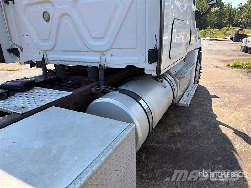 Freightliner Cascadia 113 6x4 Sleeper Car Carrier Truck Camiones portacoches