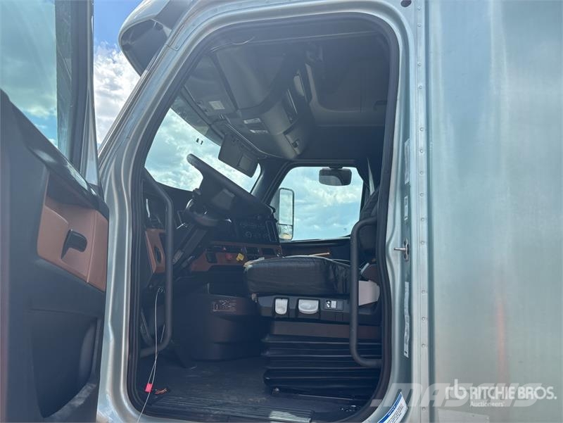 Freightliner Cascadia 126 T/A Sleeper Truck Tractor Tractor Units