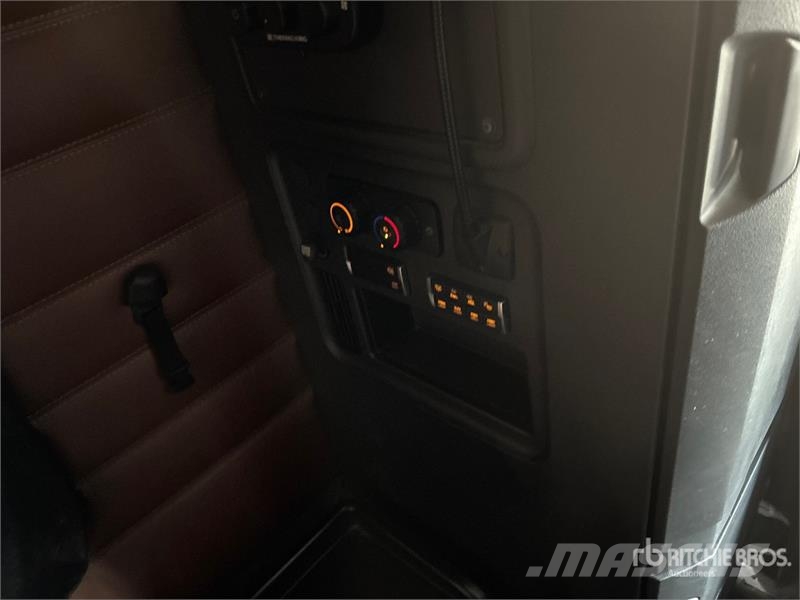 Freightliner Cascadia 126 6x4 T/A Sleeper Truck Tractor Prime Movers