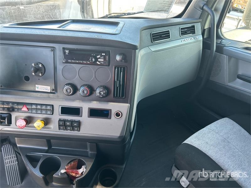 Freightliner Cascadia 126 6x4 T/A Sleeper Truck Tractor Tegljači