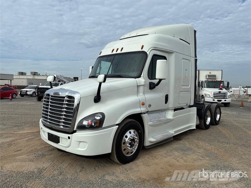 Freightliner Cascadia 125 6x4 T/A Sleeper Truck Tractor Vlačilci