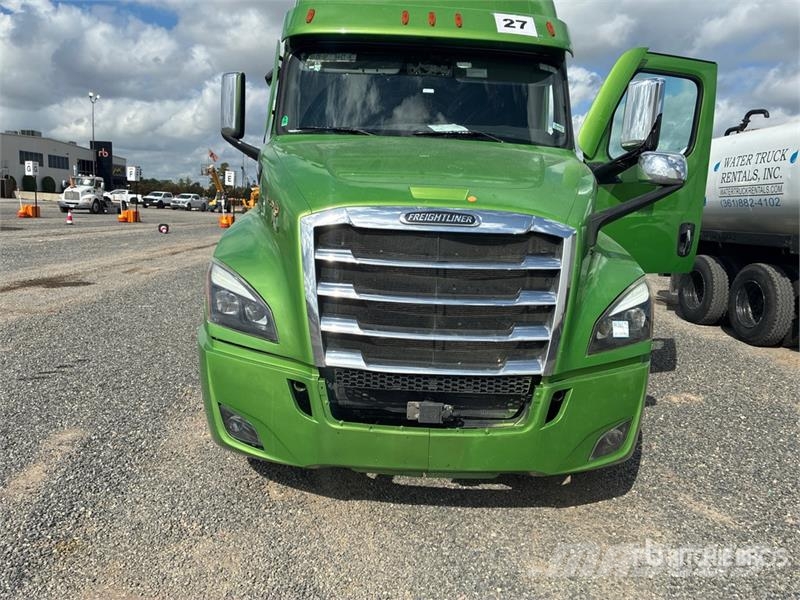 Freightliner Cascadia 126 6x4 T/A Sleeper Truck Tractor 中古トラクターヘッド | トレーラーヘッド