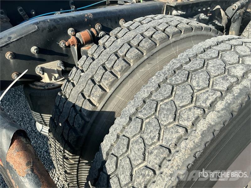 Freightliner Cascadia 126 6x4 T/A Sleeper Truck Tractor Седельные тягачи
