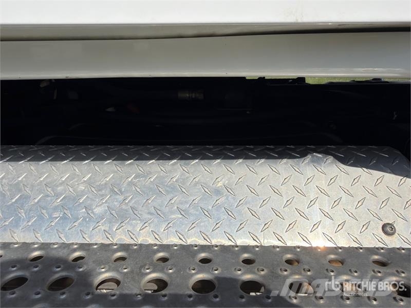 Freightliner Cascadia 113 6x4 Sleeper Car Carrier Truck مركبات النقل
