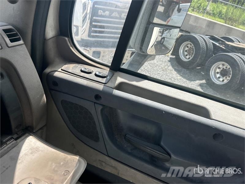 Freightliner Cascadia 125 6x4 T/A Sleeper Truck Tractor (Inoper Camiones tractor