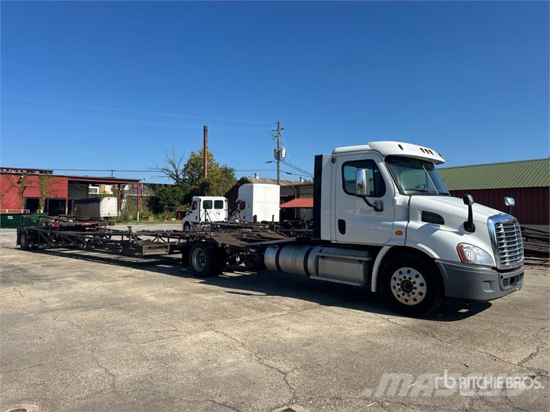 Freightliner Cascadia 113 4x2 Car Carrier Truck Trasportatore per veicoli