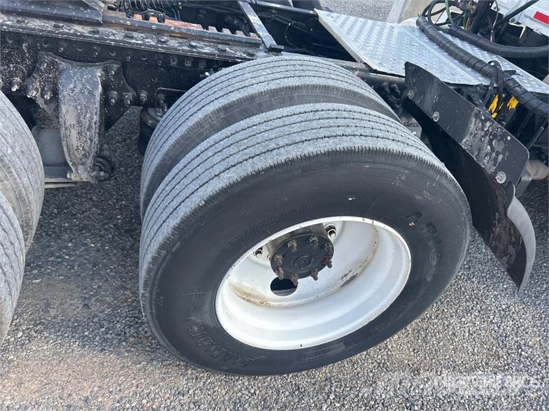 Freightliner Cascadia 125 6x4 T/A Sleeper Truck Tractor Trekkvogner