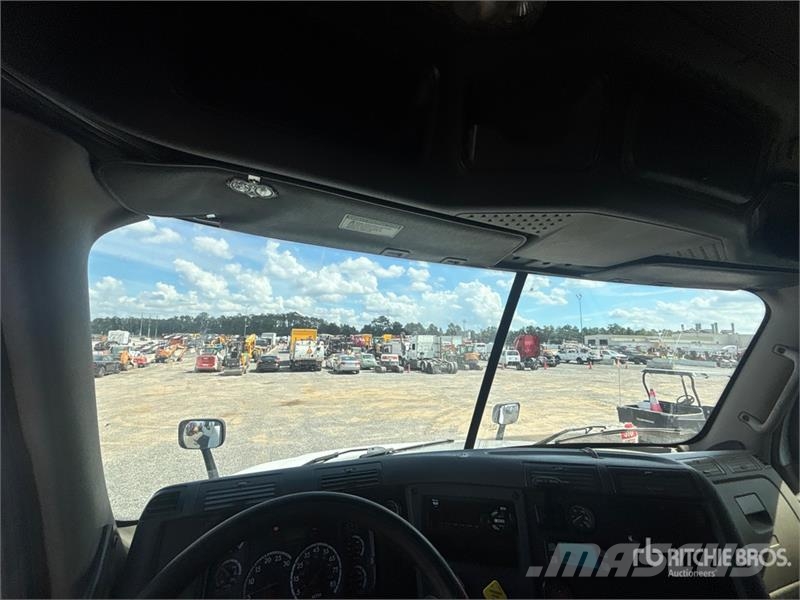 Freightliner Cascadia 125 6x4 T/A Sleeper Truck Tractor Sattelzugmaschinen