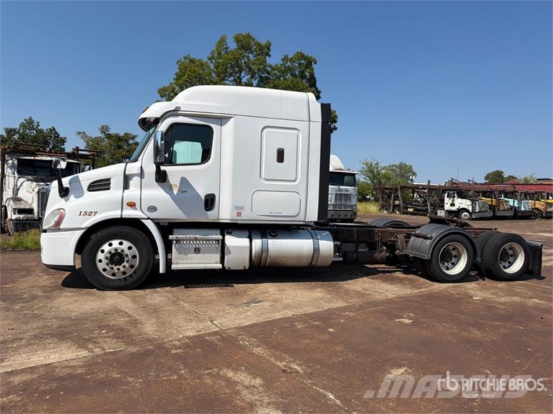Freightliner Cascadia 113 6x4 Sleeper Car Carrier Truck Camiones portacoches