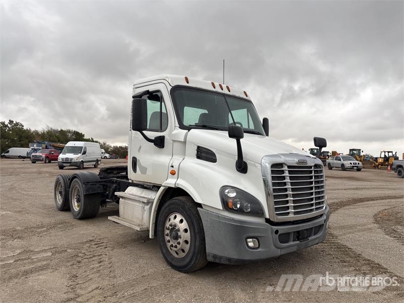 Freightliner Cascadia 113 Vetopöytäautot