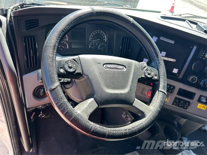 Freightliner Cascadia 126 6x4 T/A Sleeper Truck Tractor Седельные тягачи