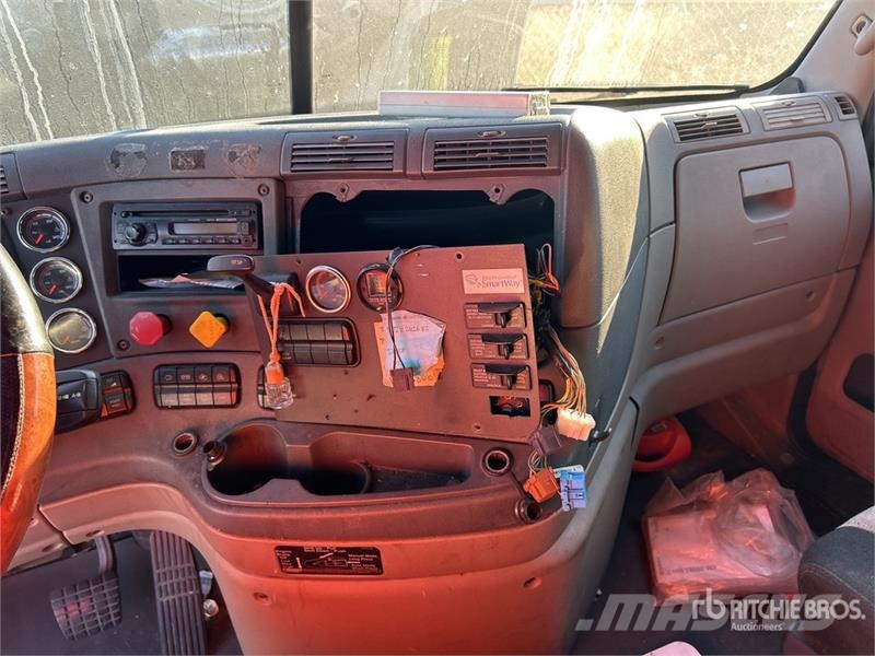 Freightliner Cascadia 125 6x4 T/A Sleeper Truck Tractor (Inoper Vilcēji