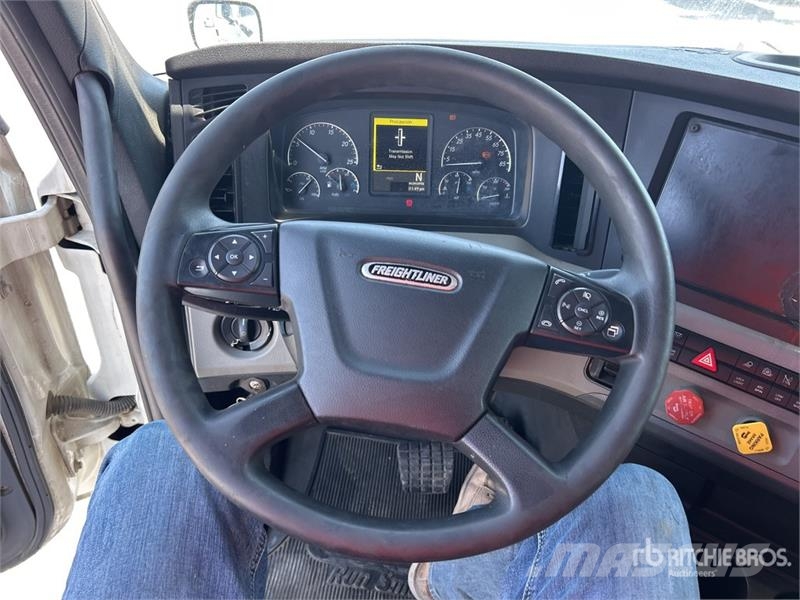 Freightliner Cascadia 126 6x4 T/A Sleeper Truck Tractor وحدات الجر