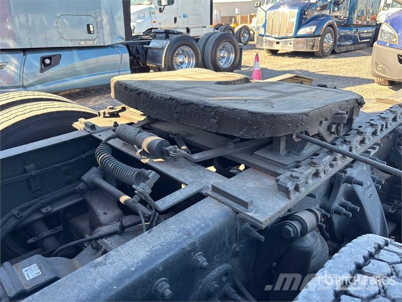 Freightliner Cascadia 126 6x4 T/A Sleeper Truck Tractor Sattelzugmaschinen