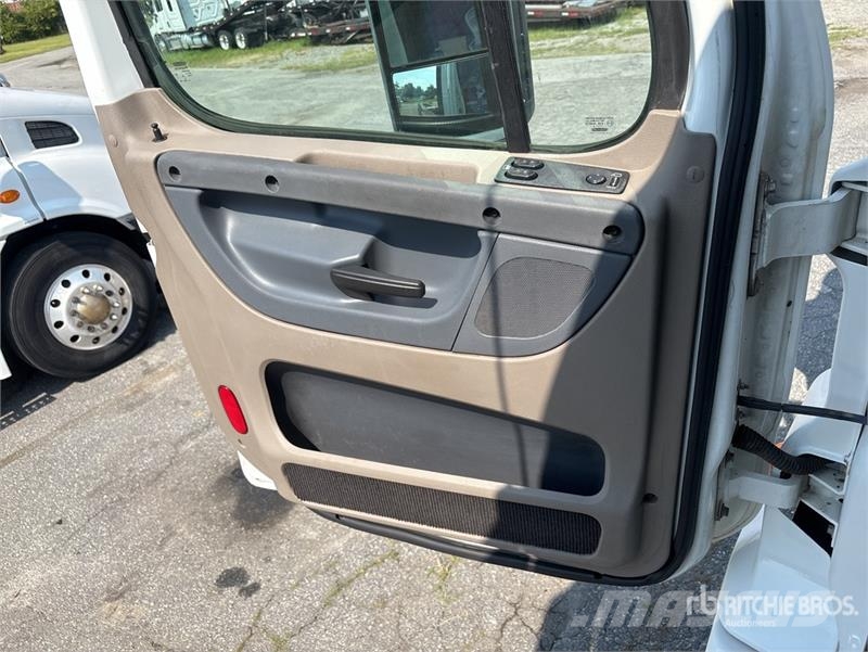 Freightliner Cascadia 113 Camiones portavehículos