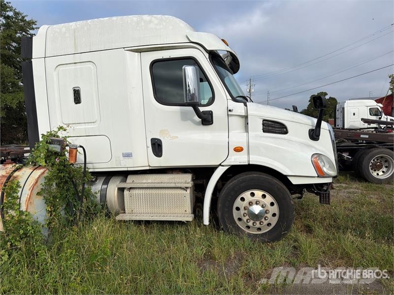 Freightliner Cascadia 113 6x4 Sleeper Car Carrier Truck Trasportatore per veicoli