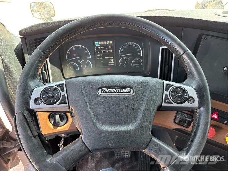 Freightliner Cascadia 126 6x4 T/A Sleeper Truck Tractor Prime Movers
