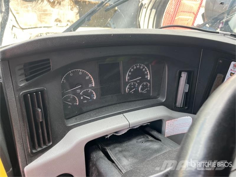 Freightliner Cascadia 126 6x4 T/A Sleeper Truck Tractor (Inoper Тягачі