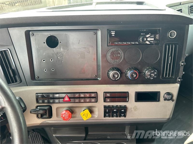 Freightliner Cascadia 126 6x4 T/A Sleeper Truck Tractor Tegljači