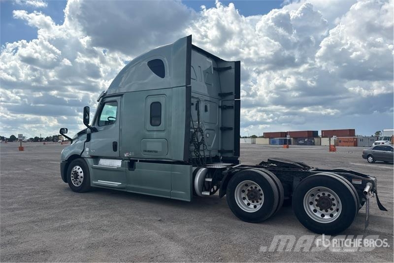 Freightliner Cascadia 126 T/A Sleeper Truck Tractor Tractor Units