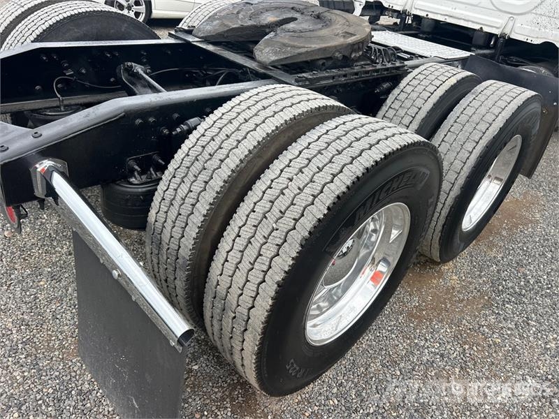 Freightliner Cascadia 126 6x4 T/A Sleeper Truck Tractor Vilcēji