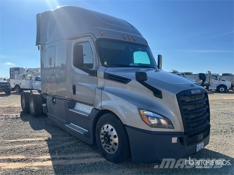 Freightliner Cascadia 126 6x4 T/A Sleeper Truck Tractor Vlačilci