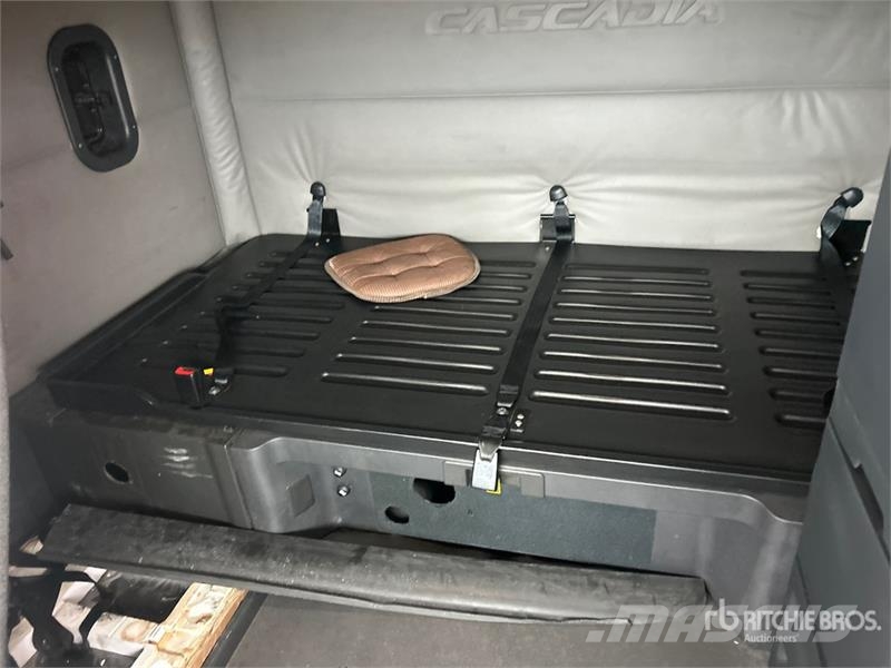 Freightliner Cascadia 126 6x4 T/A Sleeper Truck Tractor Vlačilci