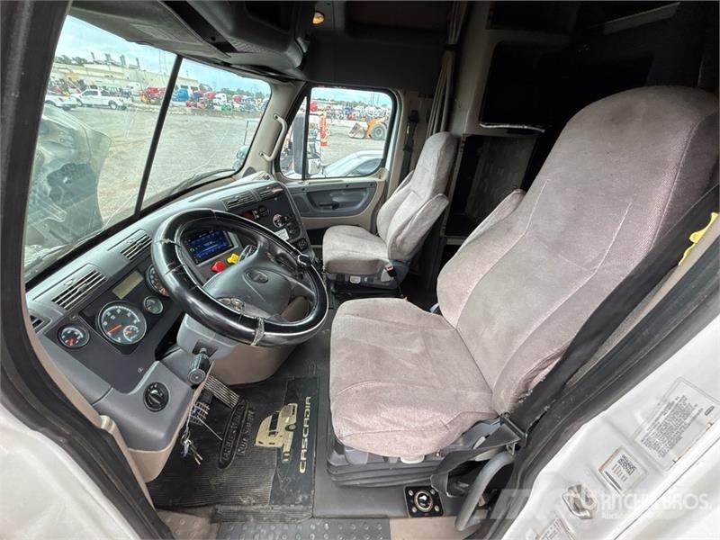 Freightliner Cascadia 125 6x4 T/A Sleeper Truck Tractor Naudoti vilkikai