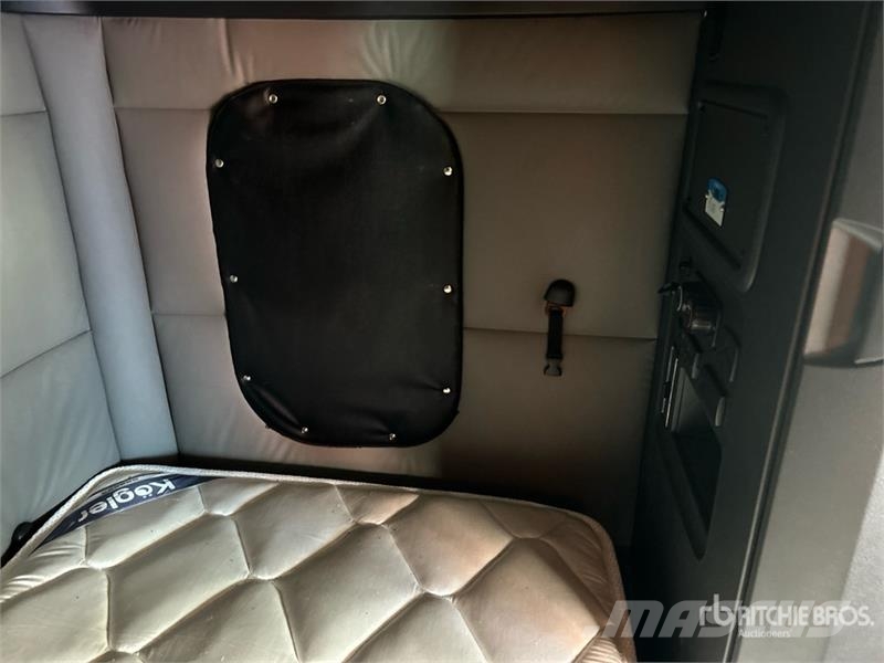 Freightliner Cascadia 126 6x4 T/A Sleeper Truck Tractor (Inoper Tractor Units