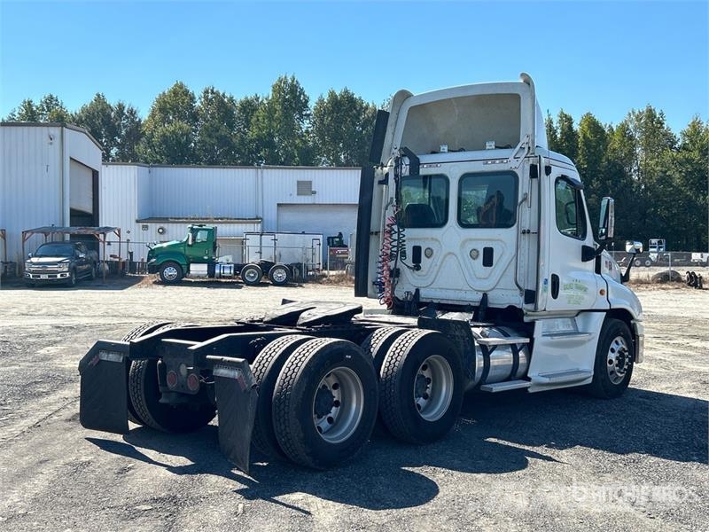 Freightliner Cascadia 125 6x4 T/A Sleeper Truck Tractor Vlačilci