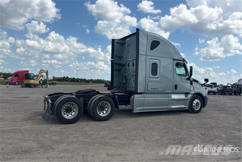 Freightliner Cascadia 126 T/A Sleeper Truck Tractor Tractor Units