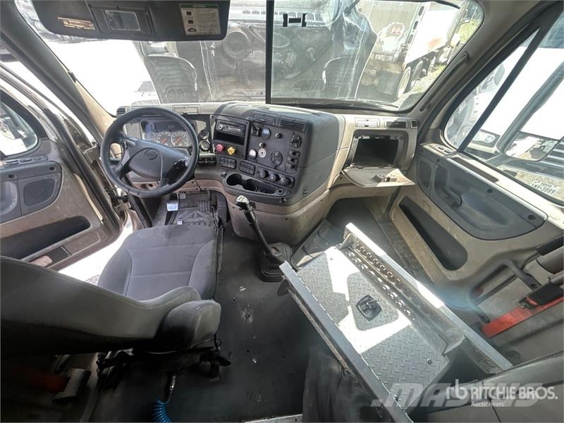 Freightliner Cascadia 125 6x4 T/A Sleeper Truck Tractor (Inoper Camiones tractor