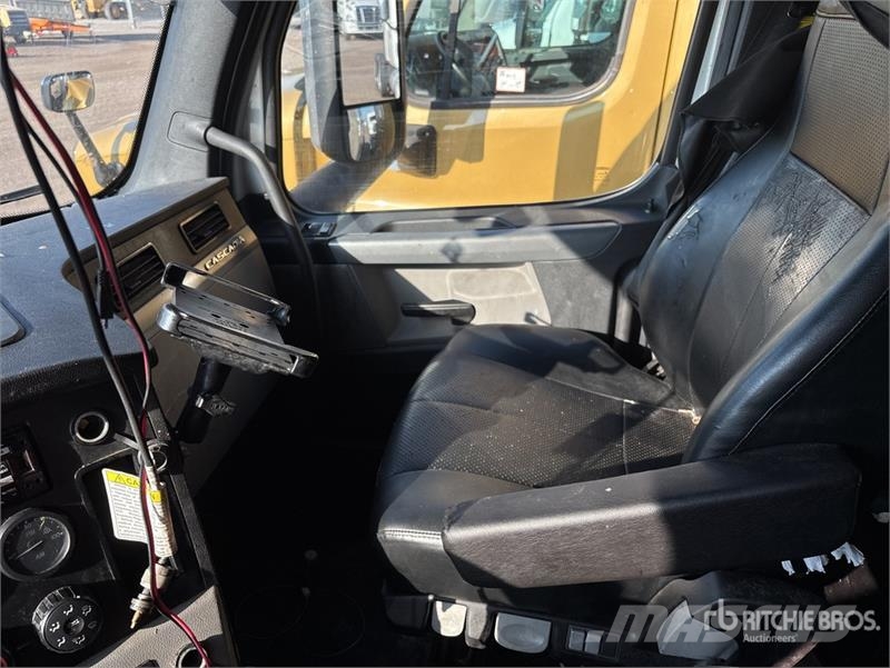 Freightliner Cascadia 126 6x4 T/A Sleeper Truck Tractor 트랙터 유닛