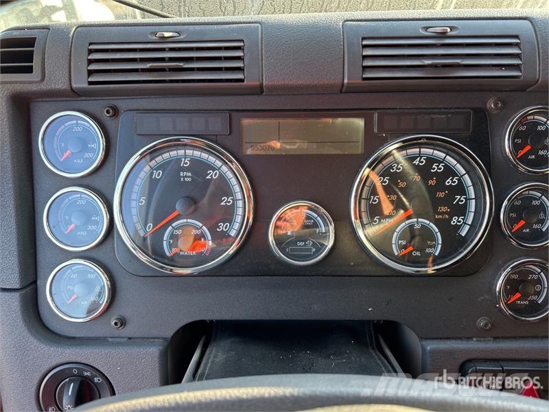 Freightliner Cascadia 125 6x4 T/A Sleeper Truck Tractor (Inoper Vilcēji