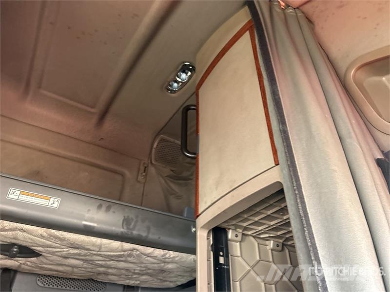 Freightliner Cascadia 125 6x4 T/A Sleeper Truck Tractor Vlačilci