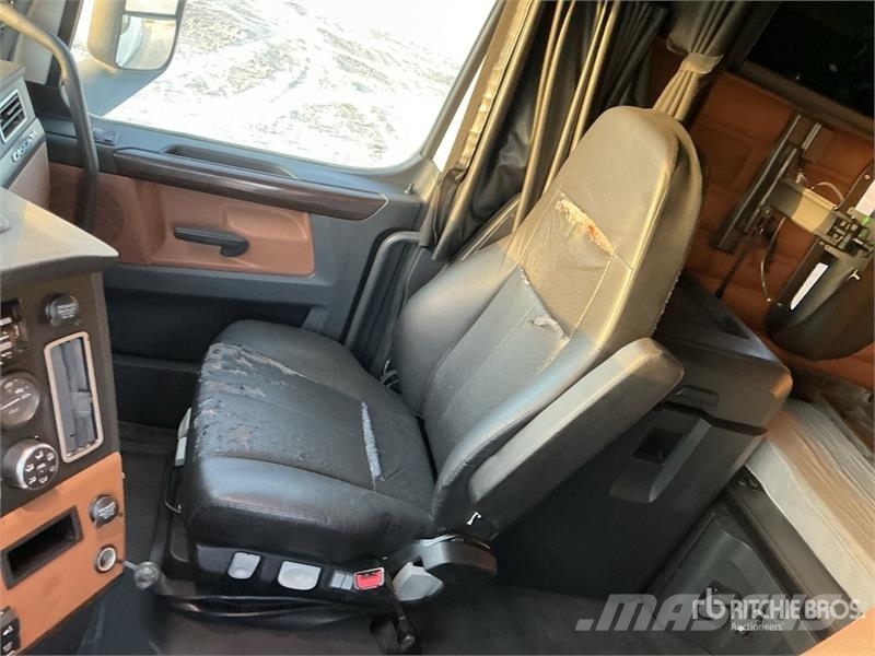 Freightliner Cascadia 126 6x4 T/A Sleeper Truck Tractor (Inoper Tegljači