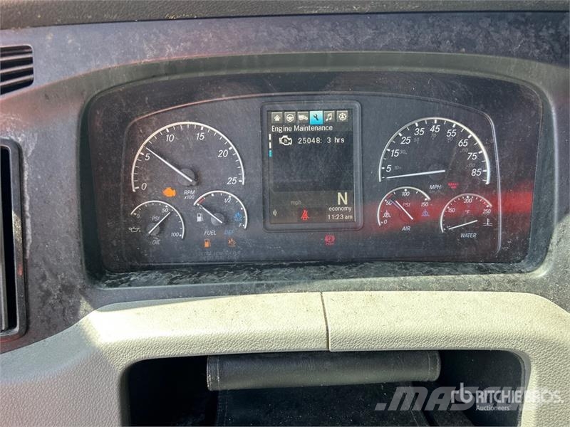 Freightliner Cascadia 126 6x4 T/A Sleeper Truck Tractor Vilcēji