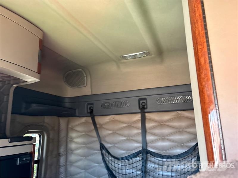 Freightliner Cascadia 125 6x4 T/A Sleeper Truck Tractor (Inoper Trekkvogner