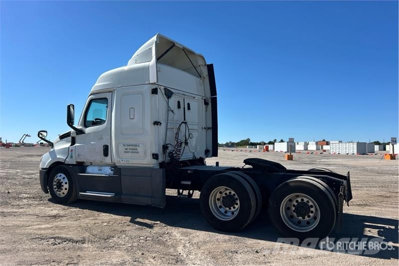 Freightliner Cascadia 126 6x4 T/A Sleeper Truck Tractor Седельные тягачи