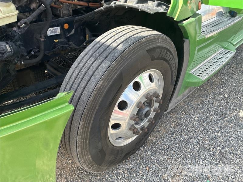 Freightliner Cascadia 126 6x4 T/A Sleeper Truck Tractor 中古トラクターヘッド | トレーラーヘッド