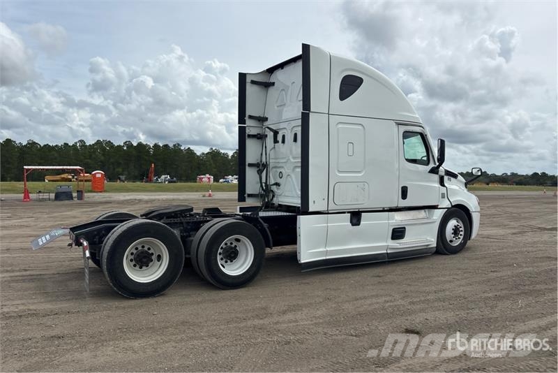 Freightliner Cascadia 126 6x4 T/A Sleeper Truck Tractor Naudoti vilkikai