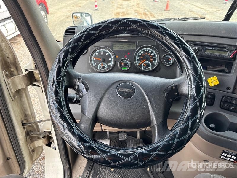 Freightliner Cascadia 125 6x4 T/A Sleeper Truck Tractor Naudoti vilkikai
