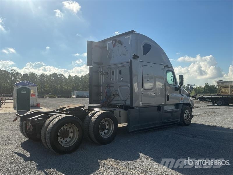 Freightliner Cascadia 125 6x4 T/A Sleeper Truck Tractor 中古トラクターヘッド | トレーラーヘッド