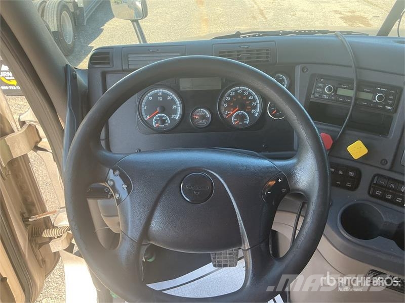 Freightliner Cascadia 125 6x4 T/A Sleeper Truck Tractor 中古トラクターヘッド | トレーラーヘッド