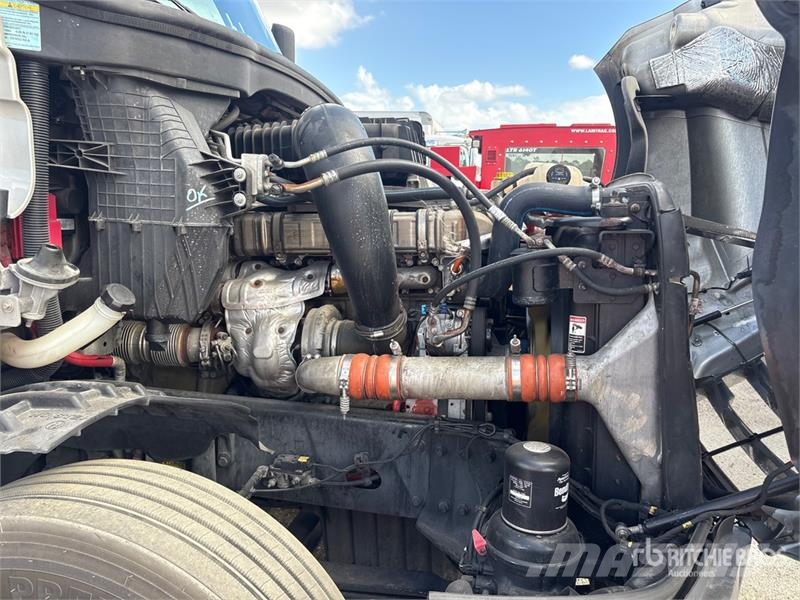 Freightliner Cascadia 126 6x4 T/A Sleeper Truck Tractor Vlačilci
