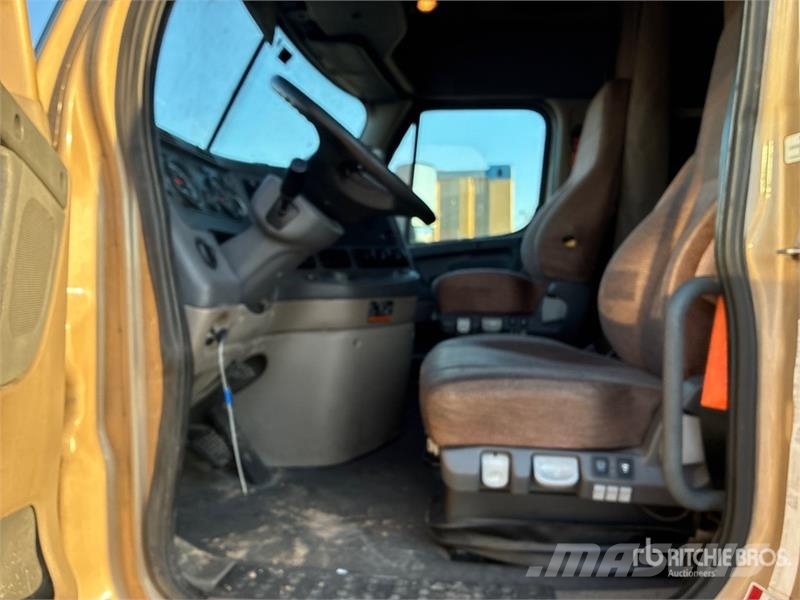 Freightliner Cascadia 125 6x4 T/A Sleeper Truck Tractor Vilcēji