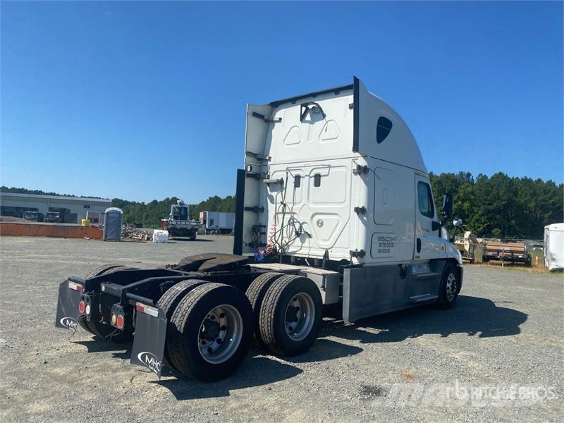 Freightliner Cascadia 125 6x4 T/A Sleeper Truck Tractor Cabezas tractoras