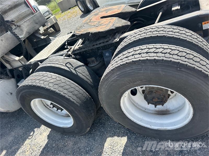 Freightliner Cascadia 125 6x4 T/A Sleeper Truck Tractor (Inoper Camiones tractor