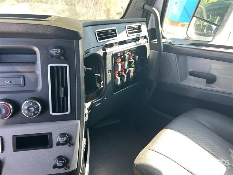 Freightliner Cascadia 126 6x4 T/A Sleeper Truck Tractor Tegljači