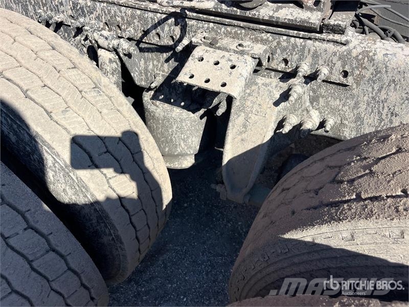 Freightliner Cascadia 126 6x4 T/A Sleeper Truck Tractor (Inoper Cabezas tractoras